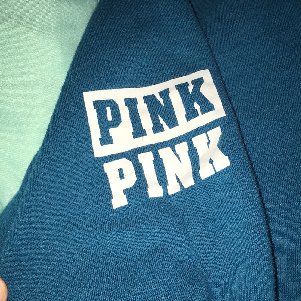 Pink vs pullover - Picture 3 of 3